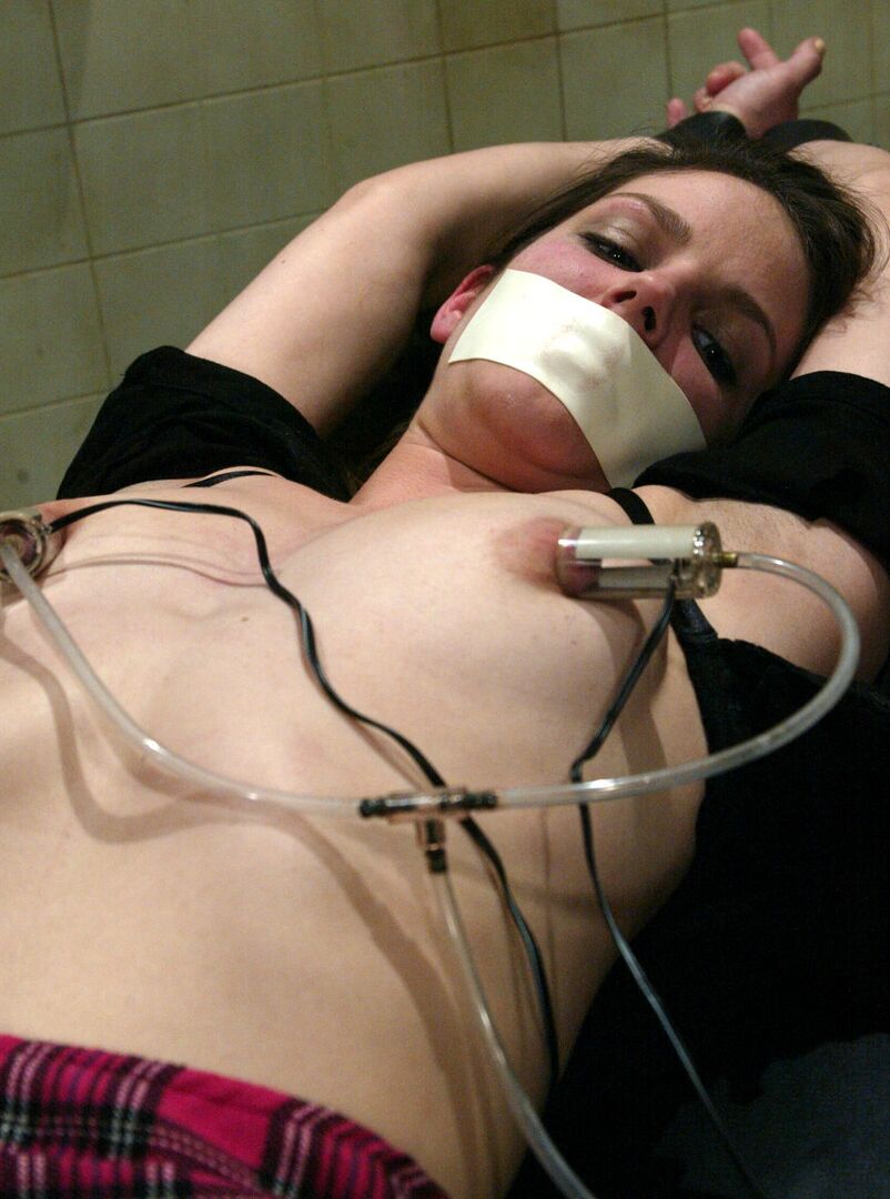 Die 21P-MILF-Krankenschwester Bobbi Starr dominiert eine schlanke Lesbe bei elektrischen Lezdom-Spielen