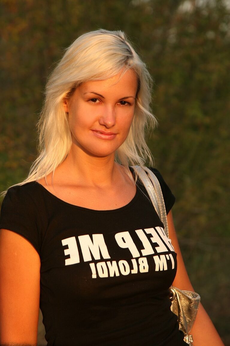 19P A loira amarrada Avril tem uma sessão de bdsm hardcore com um boquete profundo