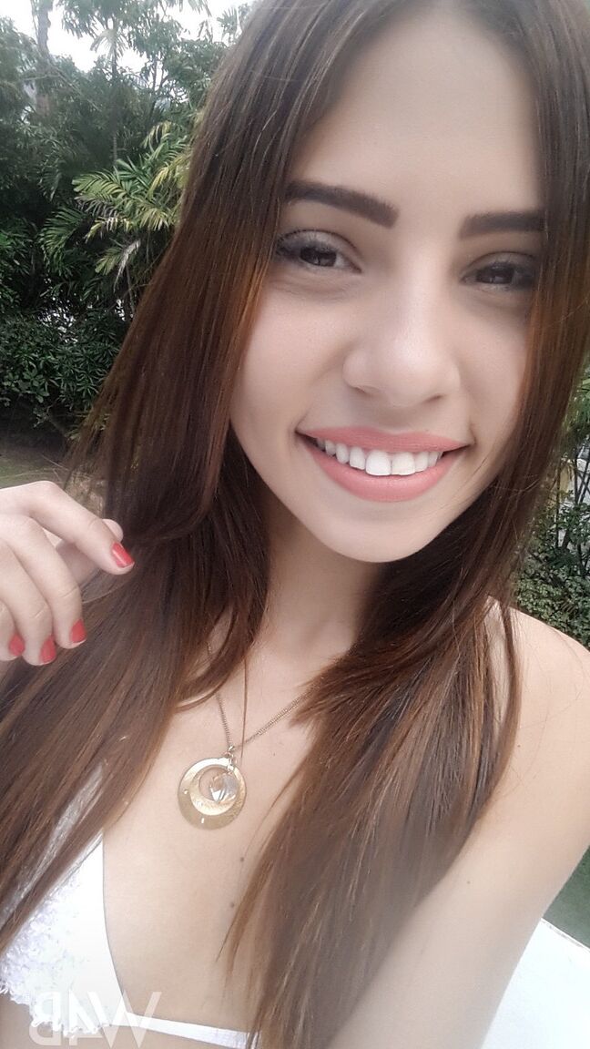 20P Sweet Latina Mily Mendoza expõe sua adorável bunda redonda e se masturba