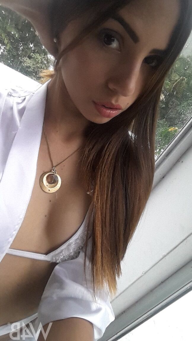 20P Sweet Latina Mily Mendoza expõe sua adorável bunda redonda e se masturba