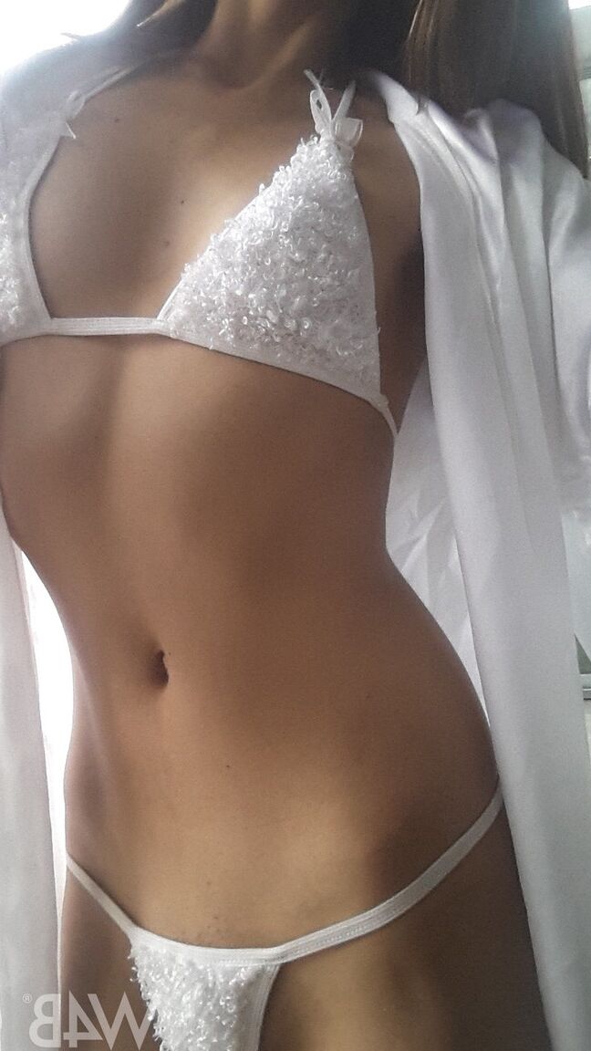 20P Sweet Latina Mily Mendoza expõe sua adorável bunda redonda e se masturba