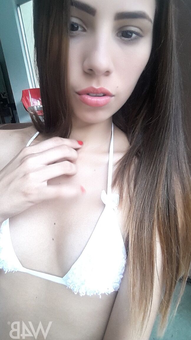 20P Sweet Latina Mily Mendoza expõe sua adorável bunda redonda e se masturba