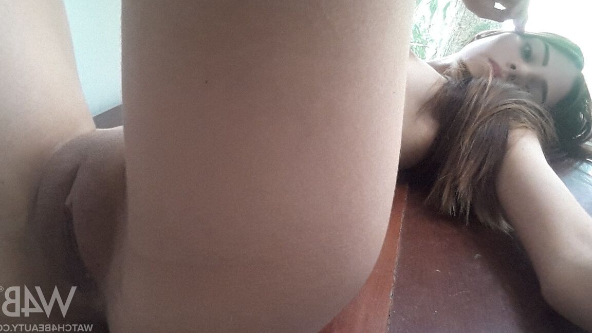 20P Sweet Latina Mily Mendoza expõe sua adorável bunda redonda e se masturba