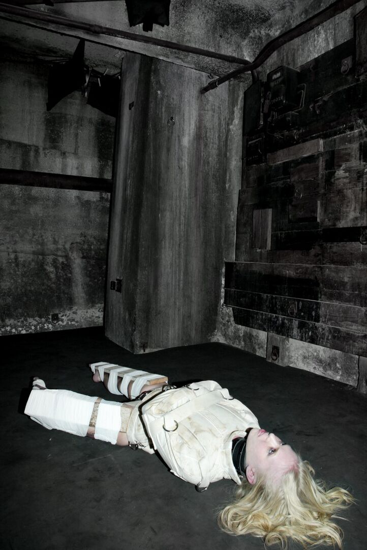 Dispositivo 21P Bondage Claire Adams, Sarah Jane Ceilão