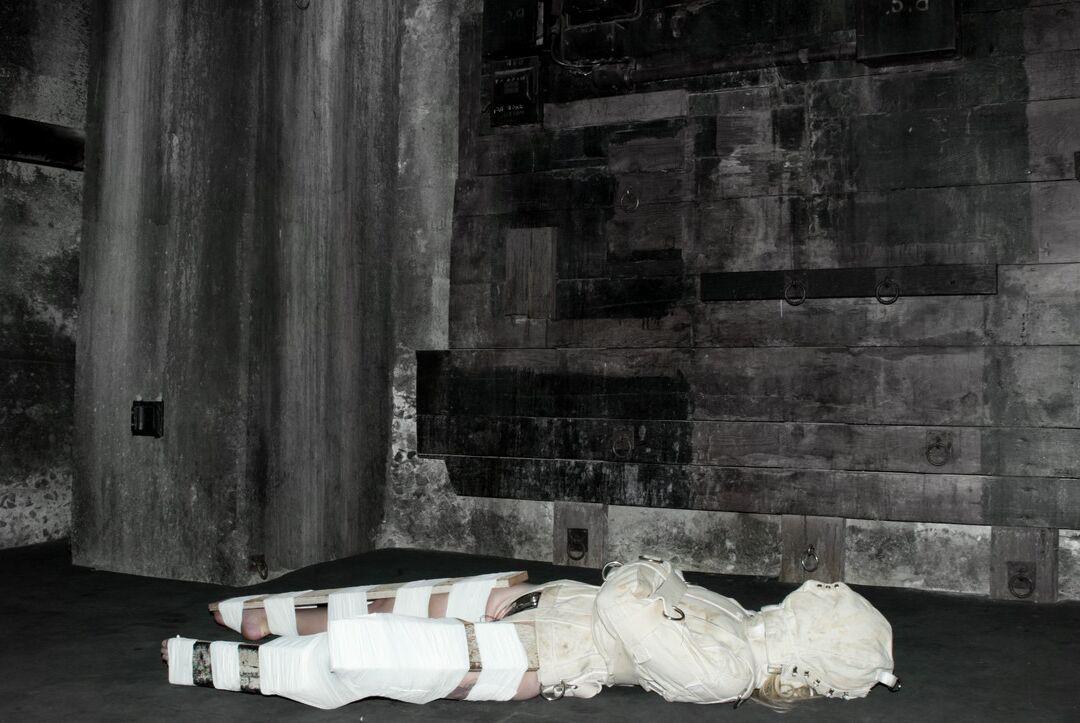 Dispositivo 21P Bondage Claire Adams, Sarah Jane Ceilão