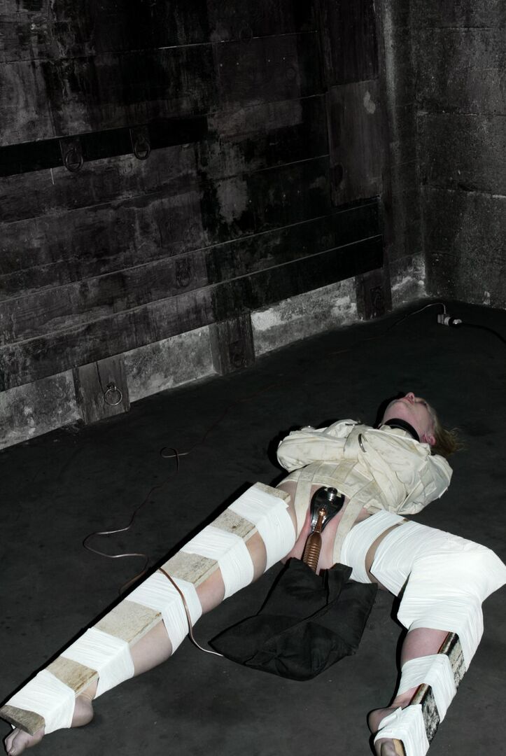 Dispositivo 21P Bondage Claire Adams, Sarah Jane Ceilão