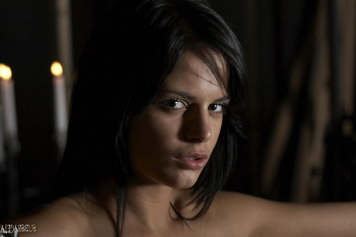17P A morena gostosa Black Angelica chupa pau depois de ser libertada da escravidão