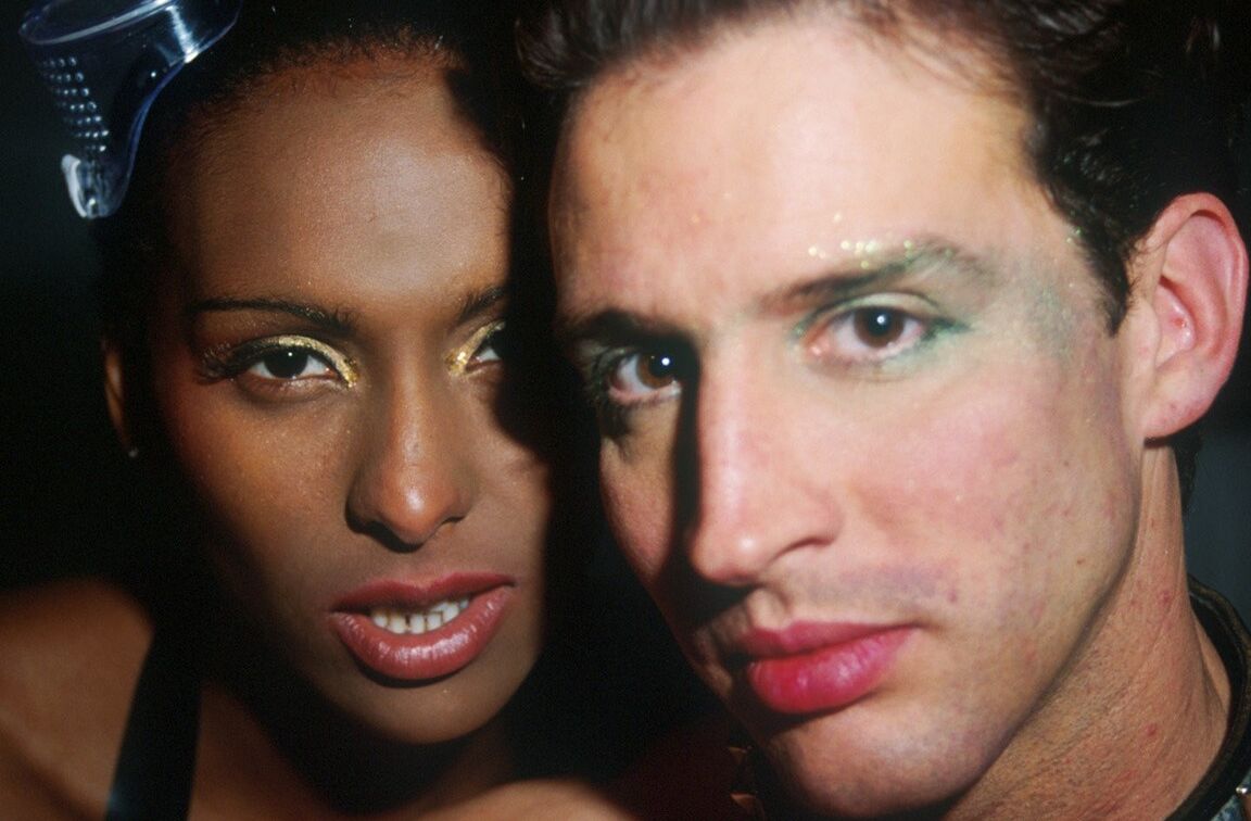 20P Bettina et Monique Covet, deux nymphos excitées, profitent de relations sexuelles interraciales