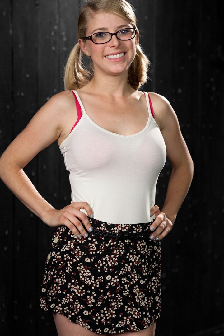 21P La pequeña pelirroja Penny Pax es jugueteada