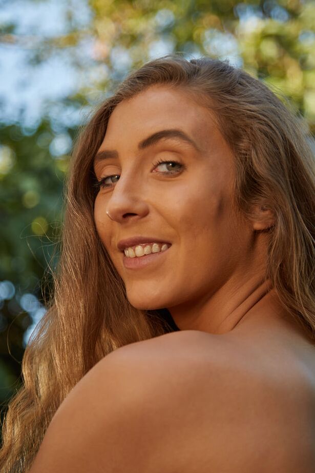 16P Kendall Cash, une adolescente nue, attrape son cul nu après avoir vanté ses beaux seins à l'extérieur