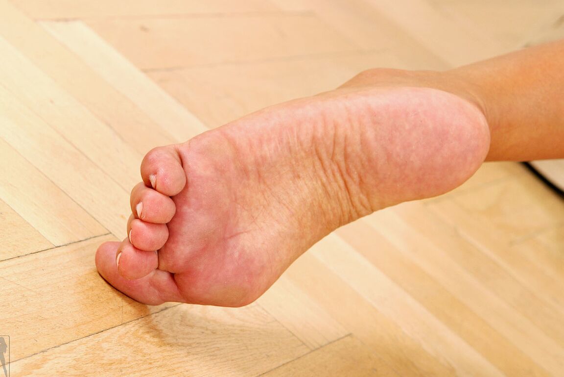 21P Hot Legs and Feet Anetta Keys