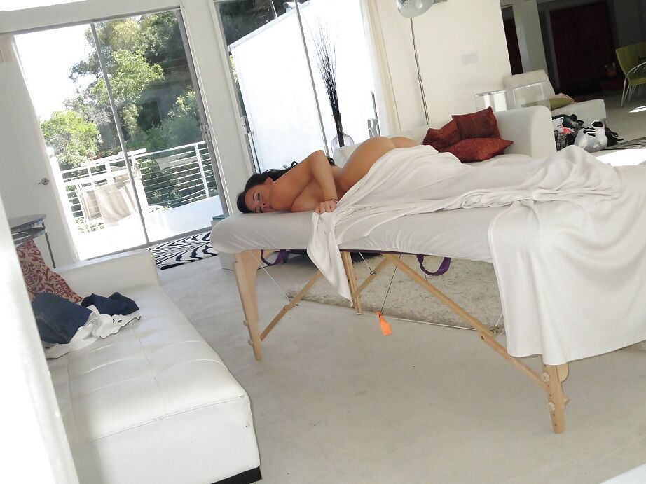 16P Atemberaubende Chanel enthüllt ihre großen Brüste und ihre rasierte Muschi auf einem Massagetisch