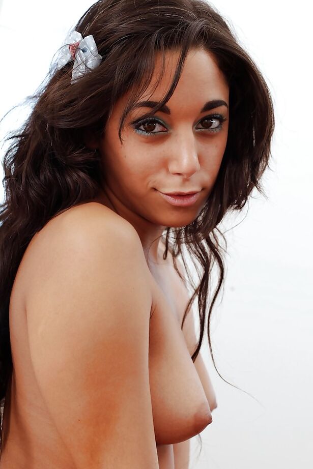 16P Gia Steel, une adolescente coquine, se déshabille et expose ses doux pieds nus.