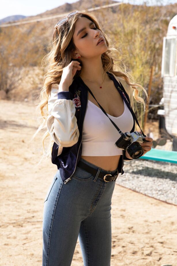 18P A adolescente latina Gina Marie fica totalmente nua do lado de fora de um trailer