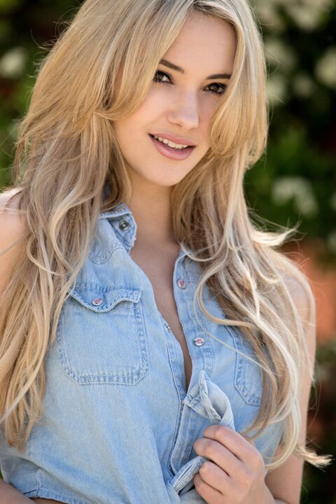14P Loira peituda Sophia Knight se despindo para se masturbar ao ar livre