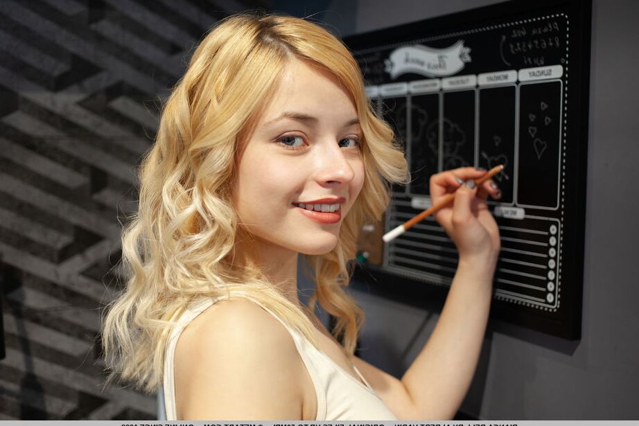 18P La joven rubia Bianca Bell libera su cuerpazo de un body en un sofá