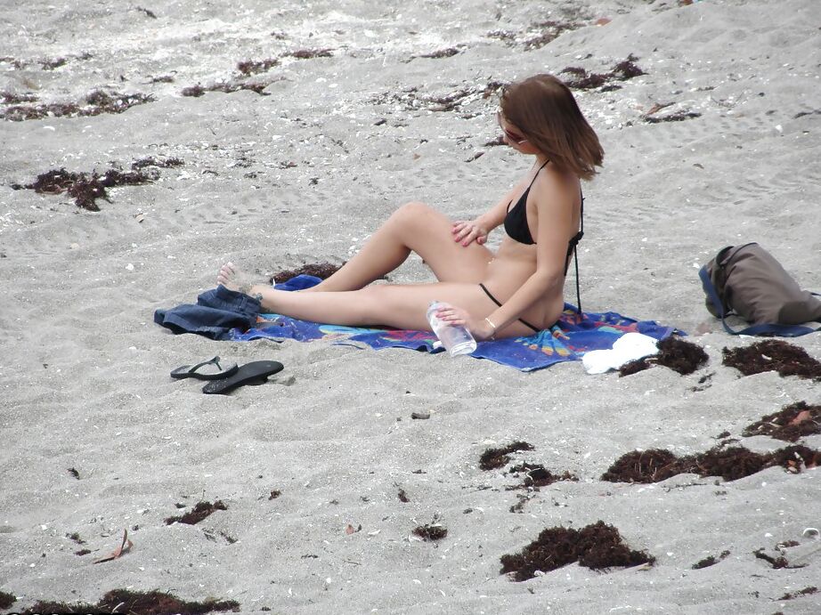 16P La adolescente morena Krystal Banks es observada por un voyeur en la playa