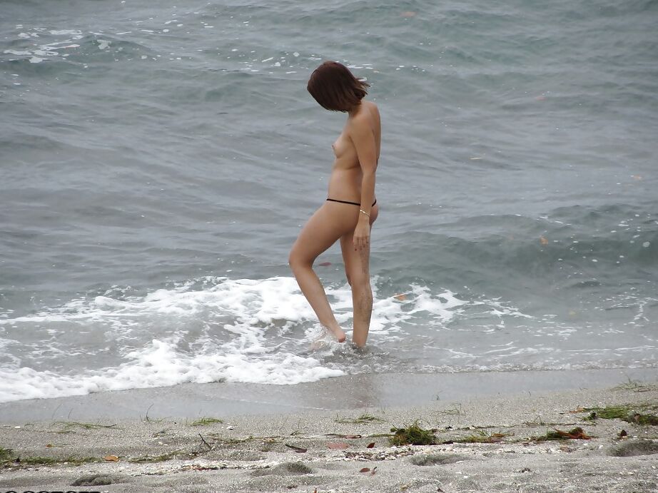 16P La adolescente morena Krystal Banks es observada por un voyeur en la playa