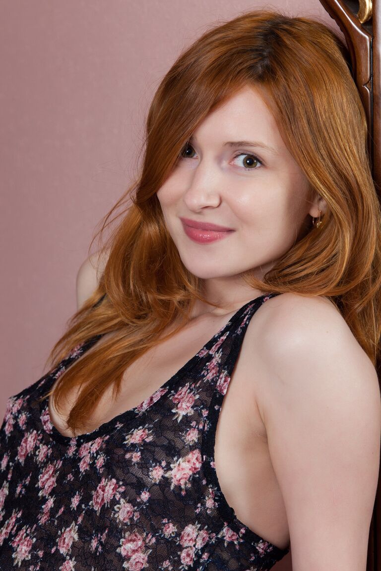 21P La linda amateur Dariya A se quita el vestido y hace alarde de su coño recortado
