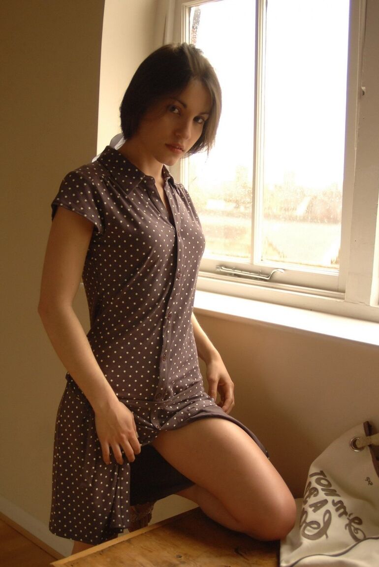 12P 窓辺で服を脱いだ後、タイトなお尻を見せる美少女シュテフィ
