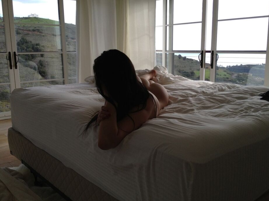 16P A linda adolescente Nadia posando de sutiã e calcinha após a hora do banho