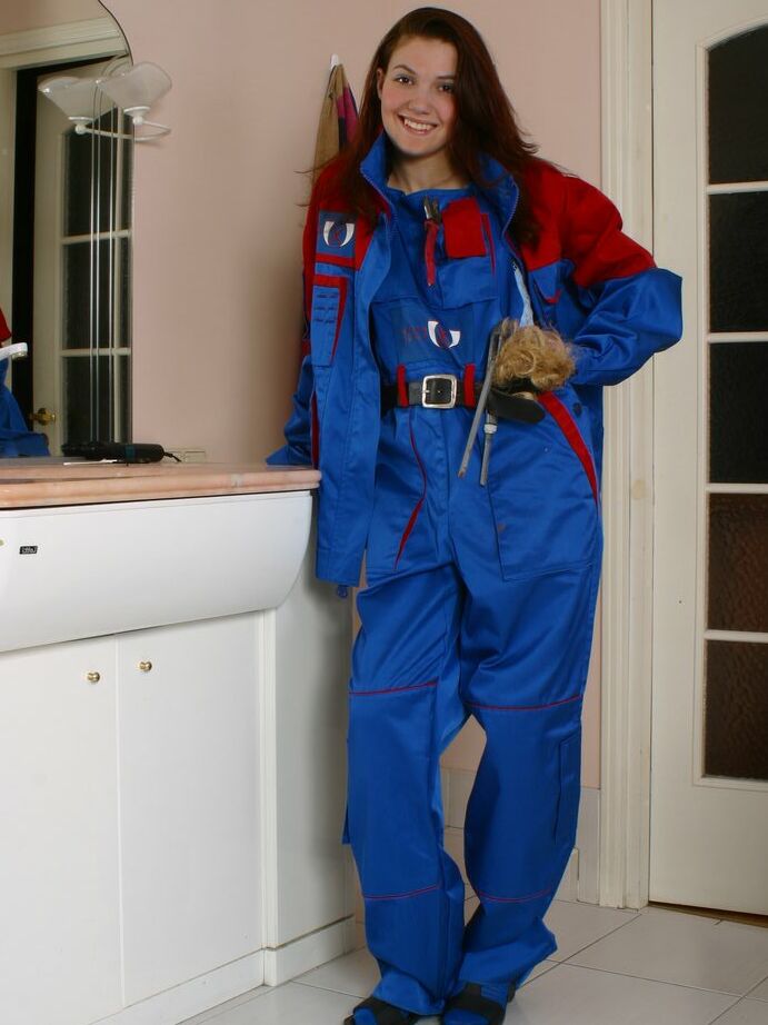 16P La asombrosa chica daniela se quita su sexy uniforme azul