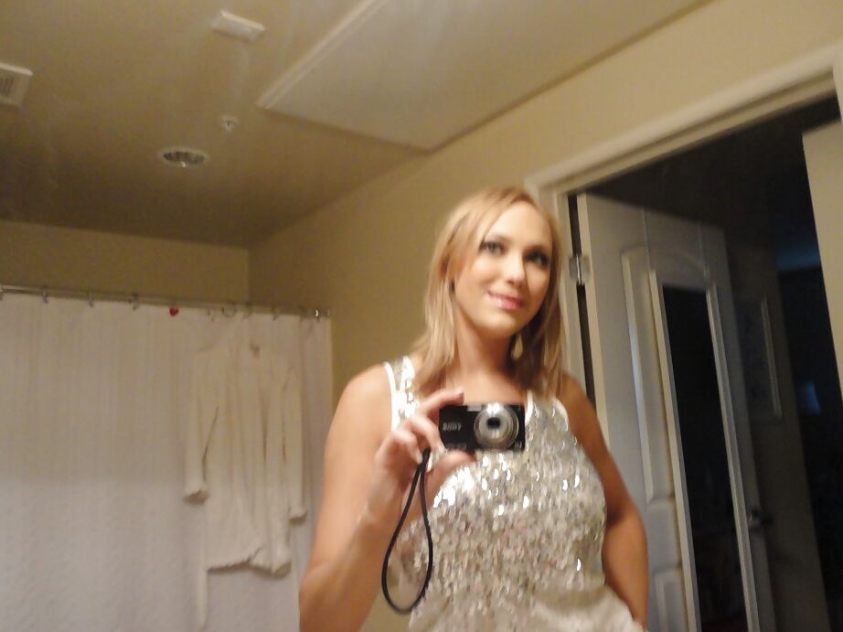 16P Gata amadora com peitos grandes Alexia Rae dedilhando sua boceta espalhada