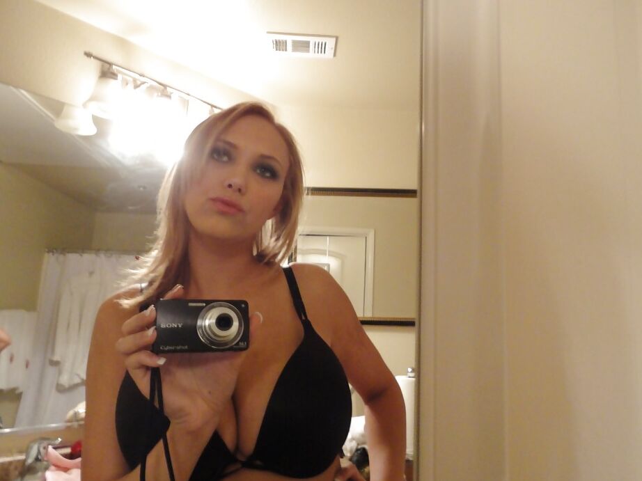 16P Gata amadora com peitos grandes Alexia Rae dedilhando sua boceta espalhada