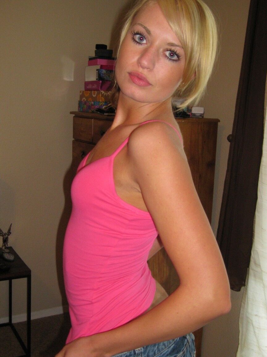 16P Rubia amateur Tiny Tiff agarra su lindo trasero antes de mostrar su raja apretada