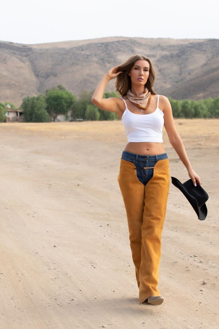 12P Centerfold modelo Carolina White expõe seus seios firmes em um paddock