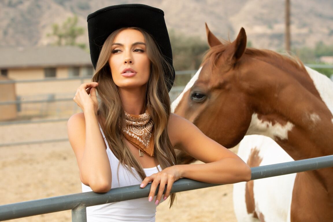 12P Centerfold modelo Carolina White expõe seus seios firmes em um paddock