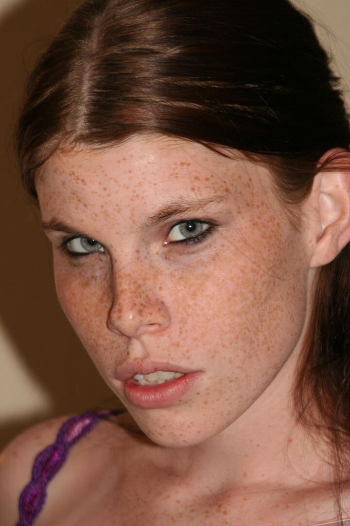 16P La chica con cara pecosa Holly muestra su coño calvo durante su debut como modelo desnuda