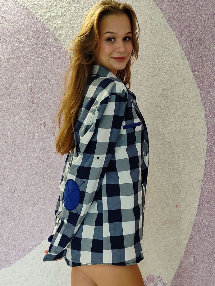 16P 18-year-old girl Seia I gets naked while wearing knee-high socks