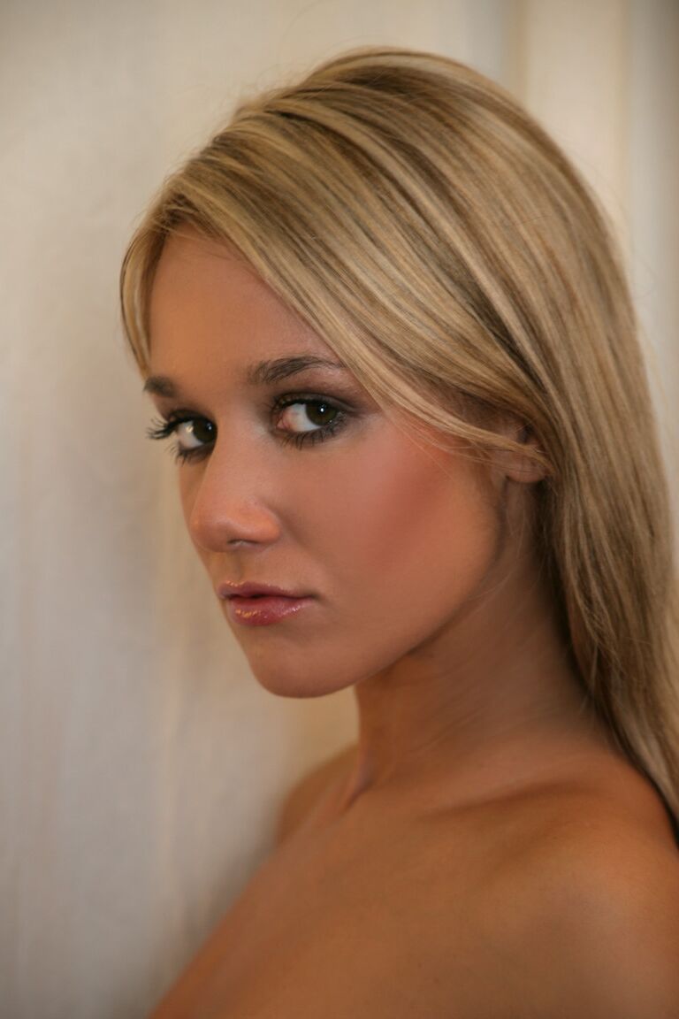21P, petite amie blonde, Lisen A, montre ses adorables seins et pose nue.
