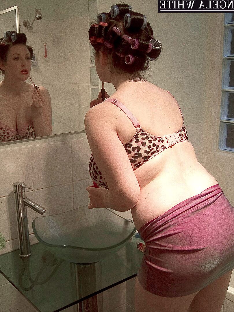 Angela White, une Australienne 16P, dévoile ses gros seins naturels à l'intérieur