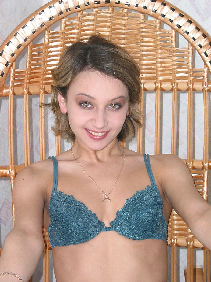 16P La merveilleuse adolescente Alice écarte les jambes grandes ouvertes sur une chaise