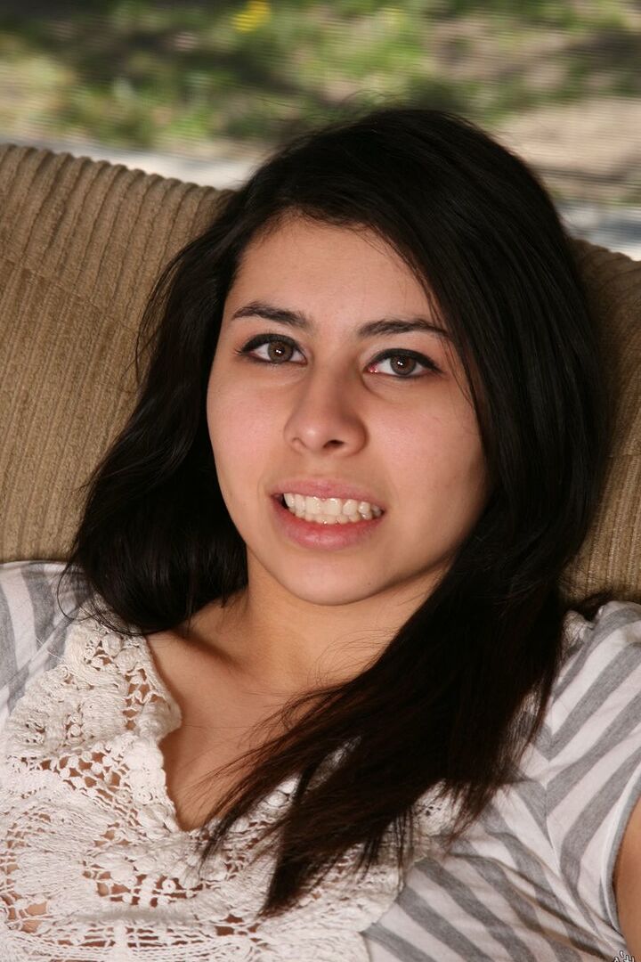Die 16-jährige brünette Teenagerin Alexis Espinosa präsentiert bei ihrem Nacktdebüt ihre kahle Fotze