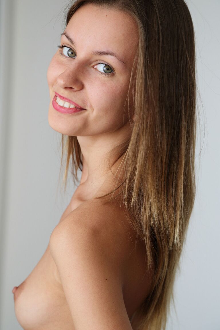 17P Lucia D est une belle adolescente qui adore écarter les jambes sexy et exhiber sa chatte.