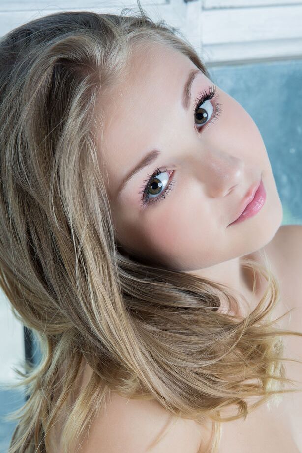 16P Adolescente europea con cara bonita se quita la lencería sensual para posar desnuda