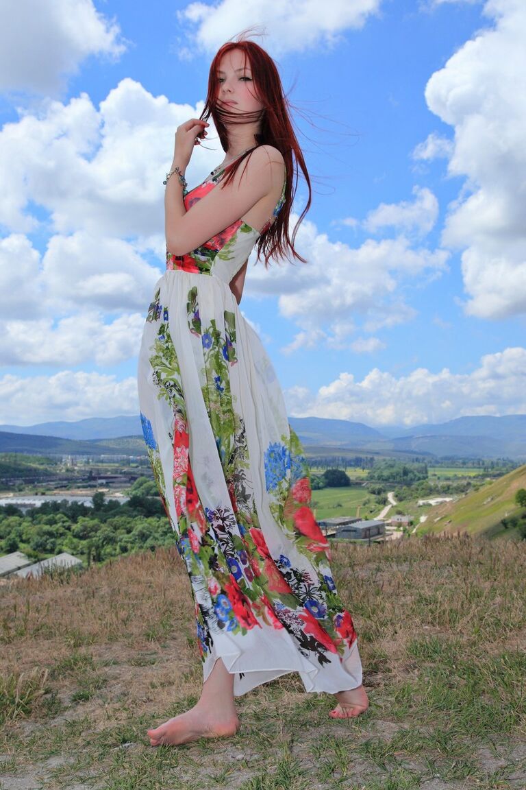 21P Glam babe Nalli A tira seu vestido colorido para mostrar seu maravilhoso arbusto ao ar livre