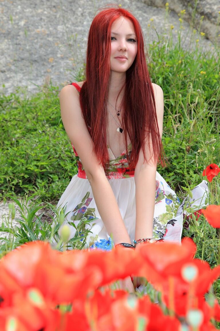 21P Glam babe Nalli A tira seu vestido colorido para mostrar seu maravilhoso arbusto ao ar livre