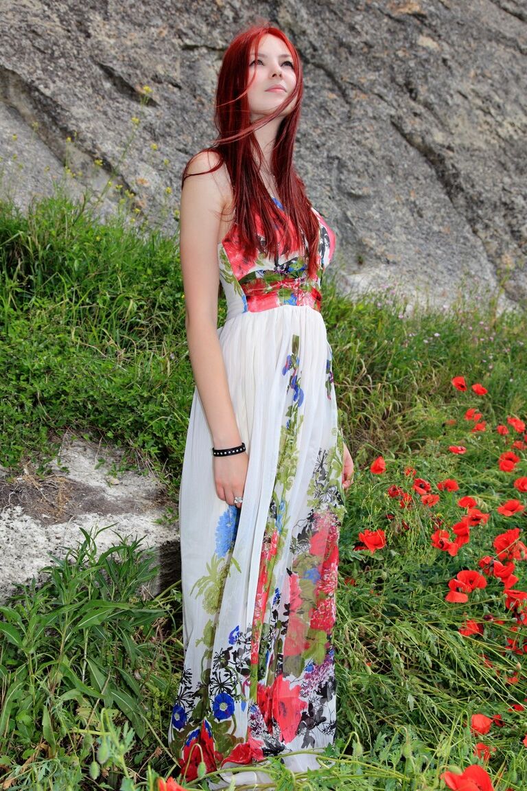 21P Glam babe Nalli A tira seu vestido colorido para mostrar seu maravilhoso arbusto ao ar livre