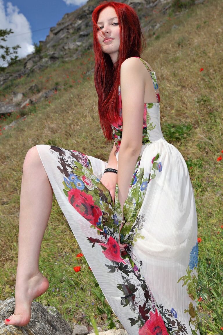 21P Glam babe Nalli A tira seu vestido colorido para mostrar seu maravilhoso arbusto ao ar livre