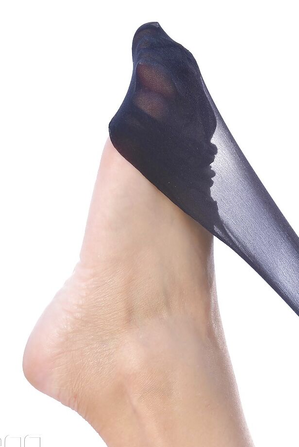 16P Die vollbusige Mama Delzangel leckt ihre Schuhe und spielt mit langen Beinen