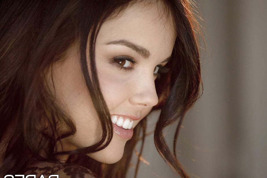 16P La joven Dillion Harper mostrando su impresionante cuerpo y masturbándose