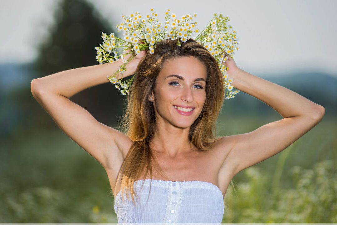 16P A garota solo Rena usa uma coroa de flores antes de expor seu lindo corpo