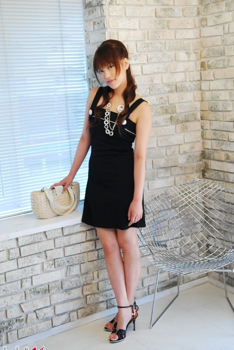 15P La jolie jeune japonaise Rika Nagasawa pose non nue dans une robe