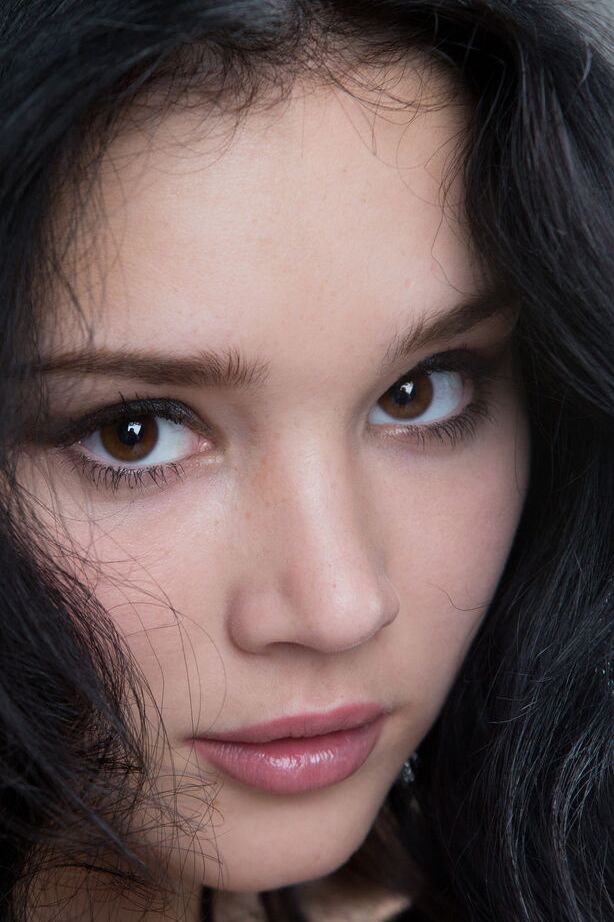 16P La joven morena desnuda Malena Fendi admira su bonita cara en el espejo