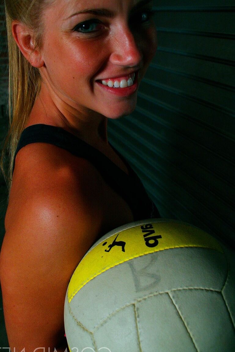 16P Garota amadora Fit posa sem nudez com seu vôlei em sutiã e shorts esportivos