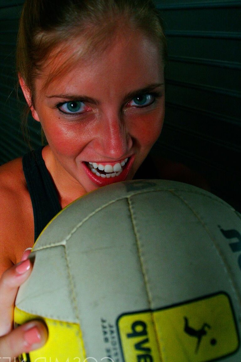 16P Garota amadora Fit posa sem nudez com seu vôlei em sutiã e shorts esportivos